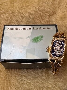 AVON 1996 Smithsonian Institution Mary Todd Lincoln Hinge Bracelet